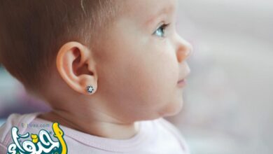 تحذر من ثقب الأذن للطفلة قبل إتمام 6 أشهر