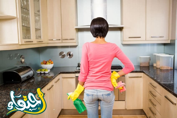 تنظيف دواليب المطبخ من الدهون
