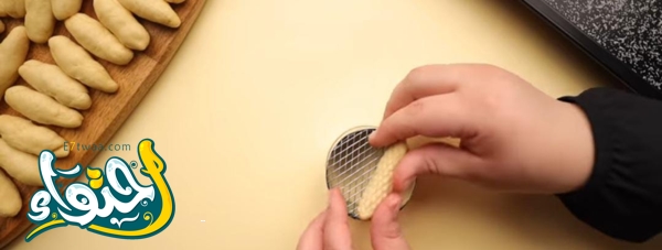 تُشكل أصابع زينب باستخدام ختامة الكعك