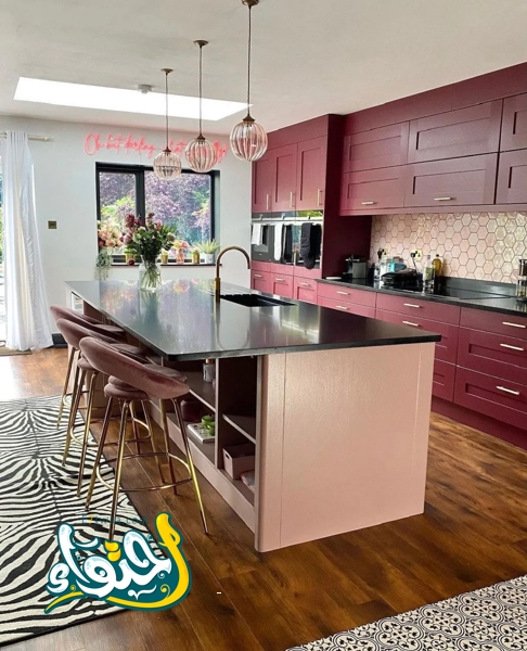 خزائن المطبخ باللون العنابي والجزيرة الوردية في المطبخ