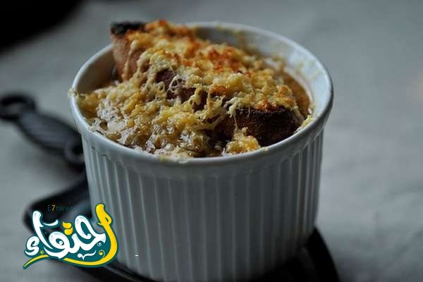 Soupe aux oignons avec la baguette de la veille